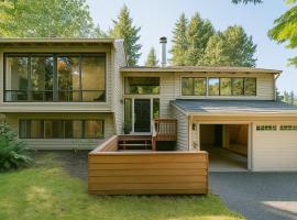 Beautiful House with Yard in Bellevue，位于贝尔维尤的酒店