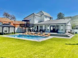 The Grand Chelan Group Getaway Pool and Hot Tub