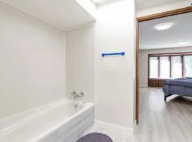 Spacious and bright large suite with independent access