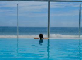 Hotel Suites de Mar，位于曼克拉的带停车场的酒店