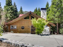 Walk to Lake Gregory Family Retreat with Patio!，位于Crestline的酒店