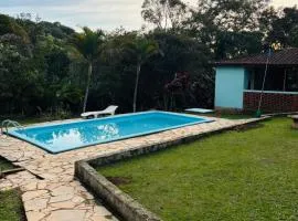 Casa de campo com piscina em condomínio.