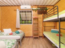 Room 3 - Secluded shared Rustic Bungalow by Tipaniers Beach，位于Iumaru的酒店