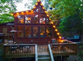 Lakefront Innsbrook Chalet Hot Tub and Fire Pit!，位于Wright City的酒店