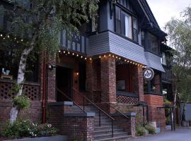 Alpine Hotel, Eat Drink Sleep，位于沃伯顿的酒店