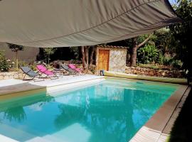 chambres d'hôtes en rez de villa avec piscine，位于昂蒂布的酒店