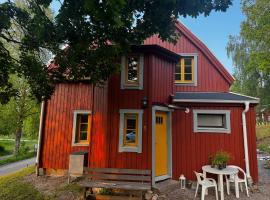 House in Karkashult near lake and Svenljunga town，位于Svenljunga的酒店