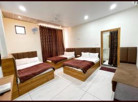 HOTEL G- RESIDENCY Near Shri Mahakaleshwar Jyotirlinga Temple - Railway Station Ujjian - Fully Air Conditioned And Spacious Room - Excellent Service Recommended，位于乌贾因的酒店