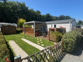 Mobil-home tout confort，位于迪纳尔的酒店