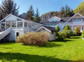 Secluded house in Lofoten-Summer open swimming pool!