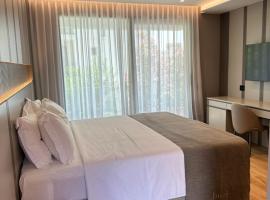 Buzë Boutique Hotel，位于萨兰达的酒店
