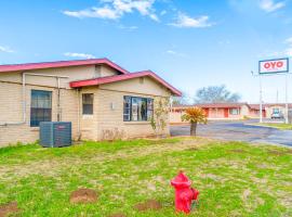 Capital O Hotel Beeville -US 181，位于Beeville的酒店