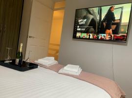 Stylish 3BR Retreat Family & Business Parking，位于卡弗沙姆的酒店