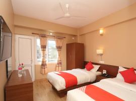 Hotel Om，位于Pokhara的酒店
