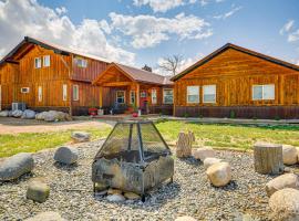 Private Clark Ranch Retreat with Mountain Views!，位于Clark的酒店