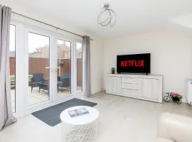 Kirkstall by Alt-Stay - 4 Bed Contractor, Corporate & Relocation Accommodation with 2x En Suites and King Beds plus Kitchen, Laundry, Parking, Workspaces, Smart TV and Fast Wi Fi - Long Stay Ready with Weekly and Monthly Rates