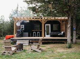 The Loft - Stargazing Tiny Home with Firepit, Wood Fired Pizza Oven & Movie Projector，位于Deseronto的酒店