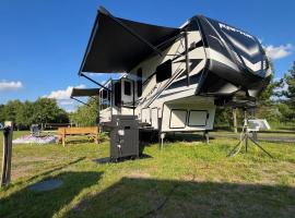 US Wohnauflieger Luxus，位于Drebkau的酒店