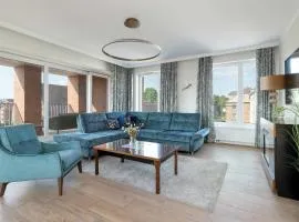 Luxury Apartment with Three Bedrooms Air Conditioning and Parking by Noclegi Renters