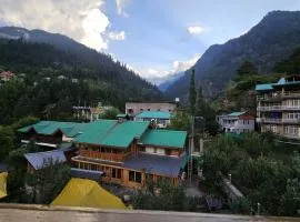 Himalayan Chill House - Dragon Chowk, Old Manali with Mountain View, Balcony and Kitchen Access