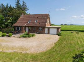 Stunning Home In Nyk&oslash;bing M With Sauna，位于Alsted的带热水浴缸的酒店