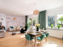 Beautiful 2-store 3-BR House with living room, garden, terrace, balcony & parking 30 minutes from Warsaw Centre，位于华沙的酒店