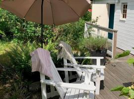 Havsnära sommarhus på Älgö，位于索茨霍巴根的酒店