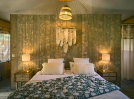 You and Me Glamping，位于Moncontour的酒店