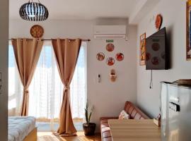 Urban Boho Oasis1 Studio With Balcony，位于达沃市的带泳池的酒店