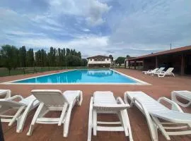 Agriturismo con piscina immerso nella natura La Bisa