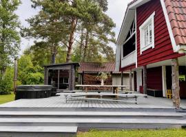 Forest Escape 35min from Tallinn - HotTub & Sauna，位于Sõitme的酒店