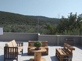 Balcony Bliss Retreat- Family Friendly，位于米蒂利尼的酒店