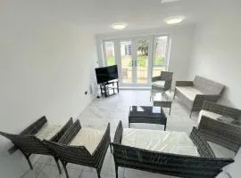 Spacious 6-bedroom house in South London (Zone 4)