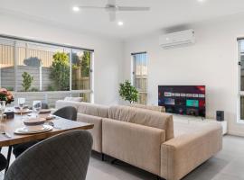 Relax Ready 4BR Near Bayside and Shops Workspace，位于Victoria Point的酒店