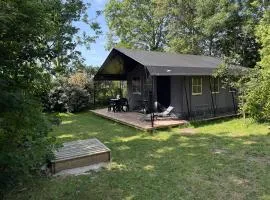 Prachtige 4 persoons glampingtent op rustige kleine camping