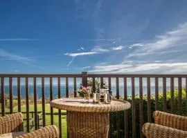 Spacious holiday home with stunning sea views