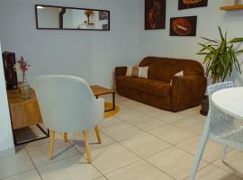 Cozy house with garden, comfort for 6 people，位于Maulévrier的酒店
