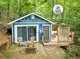 Cottage by the lakeshore with a private hot tub