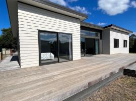 Exclusive Holiday Home Sunny Beach House Four Queen Beds，位于纳皮尔的酒店