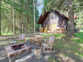 Beautiful McCall Cabin Perfect for Families!，位于麦考尔的酒店
