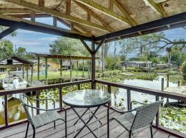 Boat Dock and Waterfront Deck Home in Satsuma!，位于Satsuma的酒店