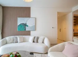 Stylish 2BR with City Views - 5 min from Burj & Mall