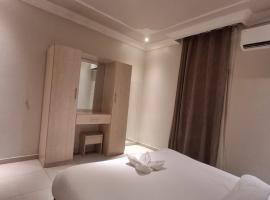 Yellow Rose Taif Hotel Apartments，位于塔伊夫的带停车场的酒店