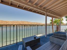 Colorado River Retreat Bullhead City Home with Deck，位于布尔海德市的酒店