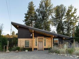 Trailside vacation home—easy walk to Winthrop，位于温索普的酒店