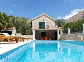 Villa Bella Pietra with private pool, sauna