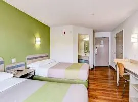 Super 8 by Wyndham Aurora East