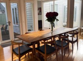 Spacious self contained house walking distance-CBD，位于本迪戈的酒店