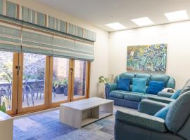 Stylish Retreat Steps from Geelong Waterfront, with Parking, Wi-Fi, AC，位于吉朗的酒店