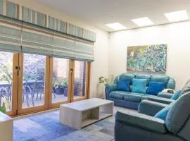 Stylish Retreat Steps from Geelong Waterfront, with Parking, Wi-Fi, AC
